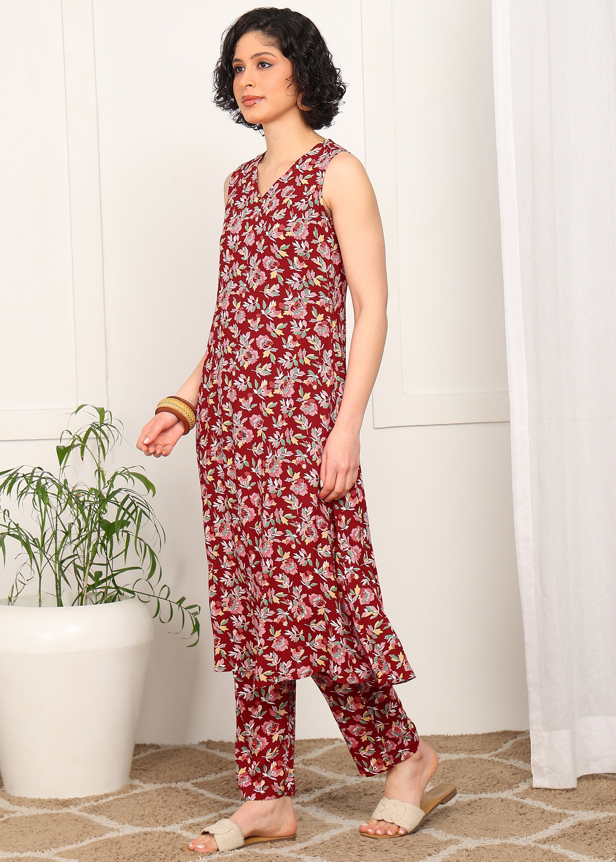 Women Sleeveless Red Floral Printed Kurti Pant Set